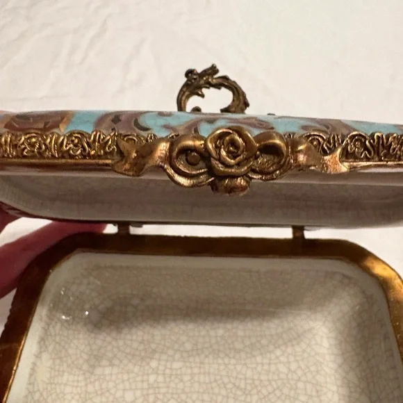 Vintage Blue and Gold Footed Porcelain Trinket Box – Hollywood Regency Style - Picture 7 of 8
